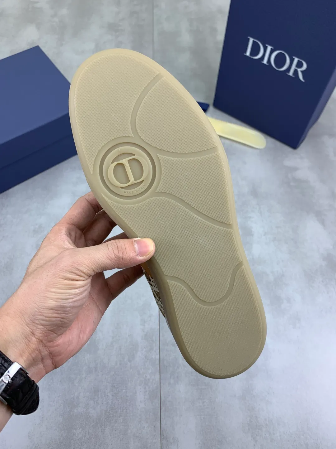 Men's shoes 💰P360 New Dior B01 moral training shoes, white first-layer cowhide, original molded outsole. New to the fall collection, this sneaker marks the return of a Dior classic, reinterpreted in a stylish and elegant silhouette. Crafted from white smooth first-grain cowhide with a tonal silk sheepskin lining, it features the Dior logo on the tongue and inner sides, and a CD icon on the heel. Paired with Tpu anti-slip soles of the same color, it can be matched with various styles to create a sophisticated look.  Code number: 38-44